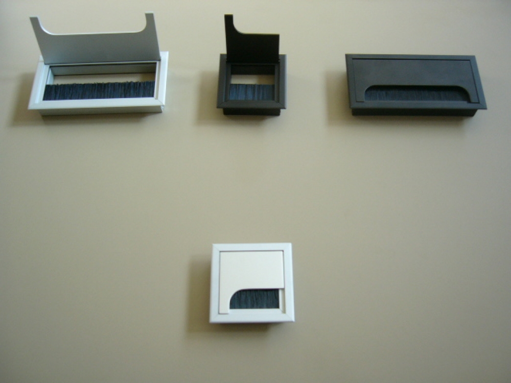 Kábelátvezetõ 80x80 ezüst