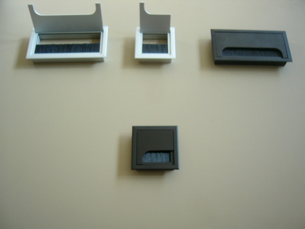 Kábelátvezetõ 80x80 fekete