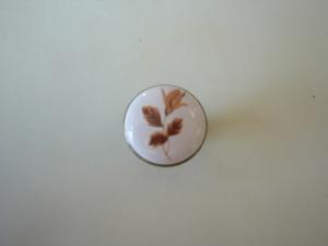 Porcelán barnavirág gomb